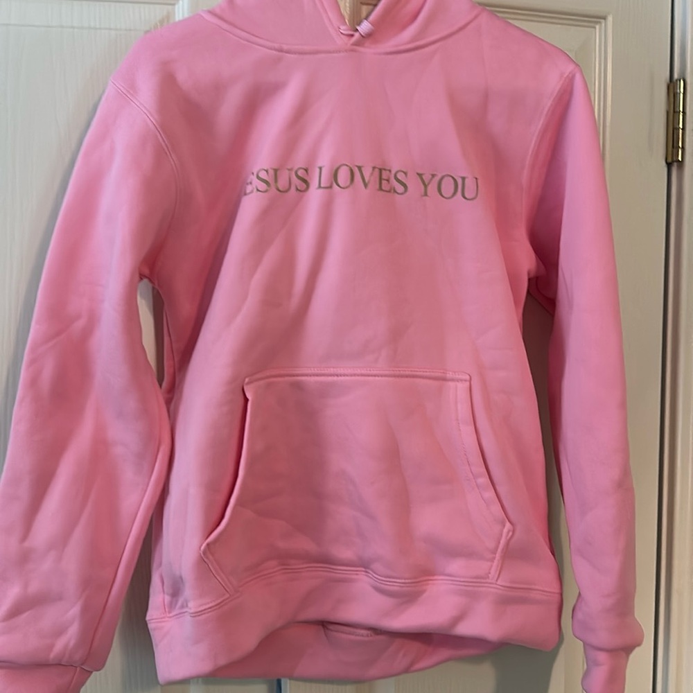 Women’s pink hooded front pocket medium hoodie.Brand new,tags have been removed